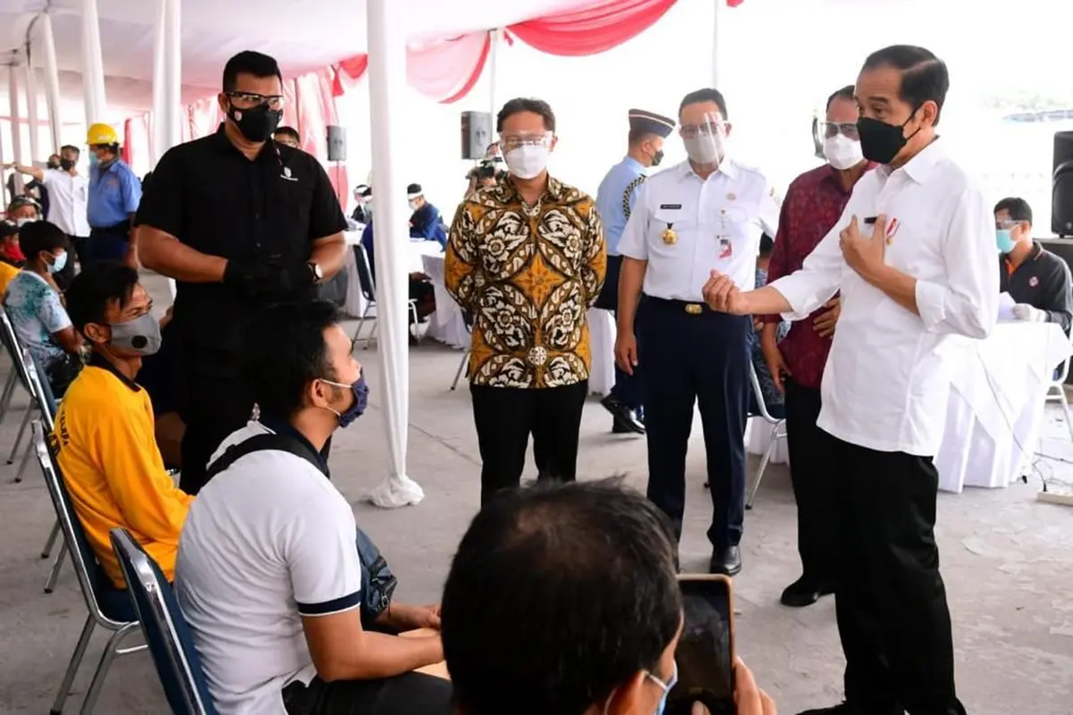 Presiden Joko Widodo (Jokowi) meninjau pelaksanaan vaksinasi Covid-19 massal di Terminal Bus Kampung Rambutan, Jakarta, Kamis (10/6/2021).