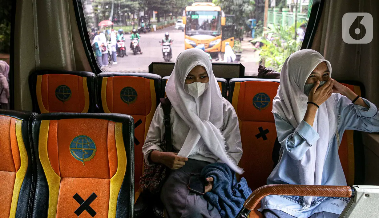 Pelajar naik bus sekolah usai pembelajaran tatap muka (PTM) di SMK Negeri 15, Kebayoran Baru, Jakarta Selatan, Jumat (3/9/2021). Dishub DKI Jakarta melalui Unit Pengelola Angkutan Sekolah membantu sarana transportasi gratis bagi peserta didik yang mengikuti PTM. (Liputan6.com/Faizal Fanani)