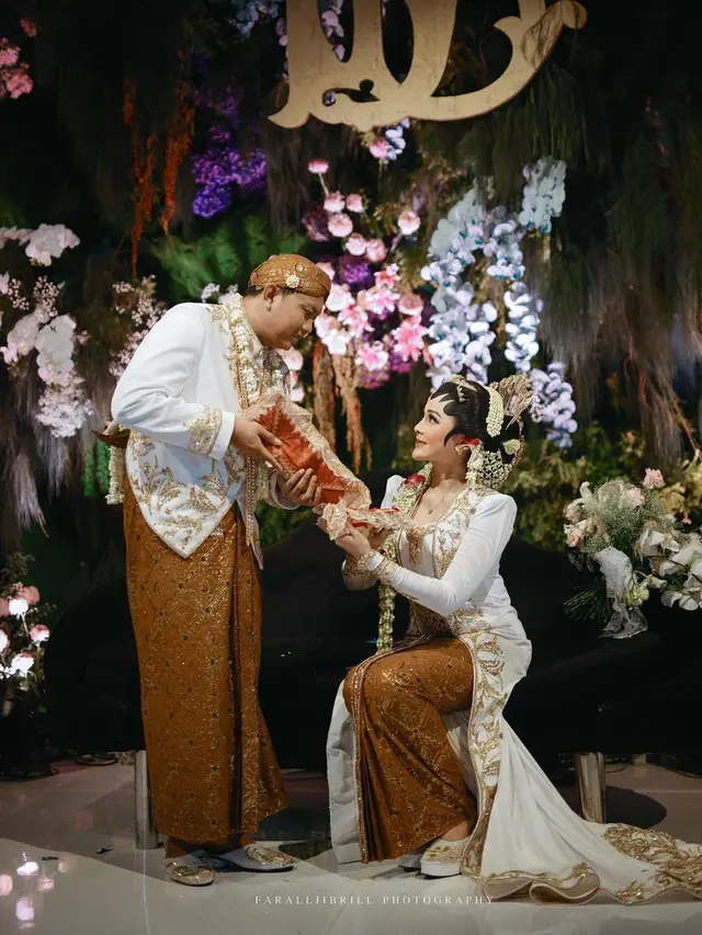 8 Gaya Denny Caknan dan Bella Bonita jadi Pengantin Jawa Pakai Kebaya Kutubaru dan Beskap Serba Putih