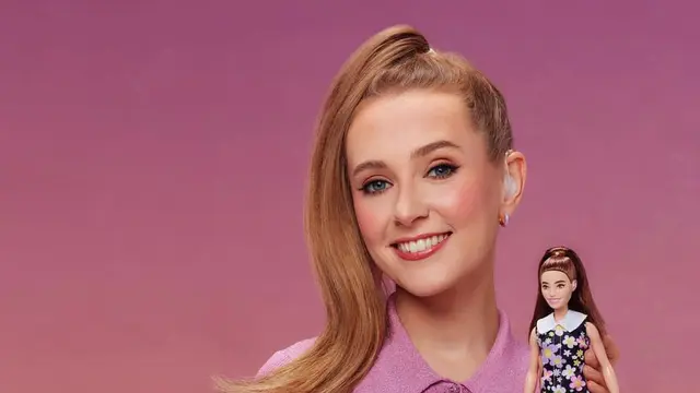 Aktris Tuli dari Inggris, Rose Ayling-Ellis bersama Barbie pengguna alat bantu dengar.