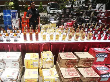 Ribuan botol minuman keras bukti kasus penyelundupan ditampilkan di Polda Metro Jaya, Jakarta, Senin (18/9). Polda Metro jaya bekerja sama dengan Bea dan Cukai menyita lima peti kemas minuman keras (Miras) berbagai merek. (Liputan6.com/Immanuel Antonius)