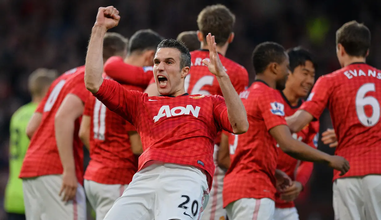 Robin van Persie. Striker Belanda ini menjadi top skor Liga Inggris 2012/2013 dengan mencetak 26 gol, unggul 3 gol dari Luis Suarez (Liverpool). Manchester United meraih gelar Liga Inggris usai mengoleksi 89 poin, unggul 11 poin dari Manchester City sebagai runner-up. (AFP/Paul Ellis)