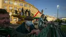 Suporter Bohemians 1905 menyaksikan pertandingan melawan Sparta Praha pada laga Liga Fortuna di Praha, Rep. Ceko (6/6/2020). Laga tertutup karena pembatasan virus corona tersebut membuat fans menonton dari balik tembok. (AFP/Michal Cizek)