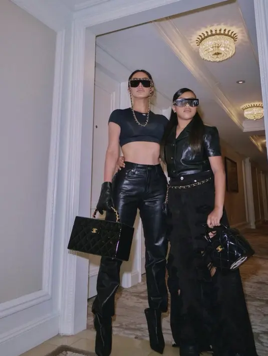 Kali ini ia tampak menggemaskan dalam balutan kemeja kulit. Tampilan edgy tak terbantahkan terlihat dari pesona dirinya dengan pilihan fashion item yang digunakannya.  [Foto: Kim Kardashian/ Instagram]