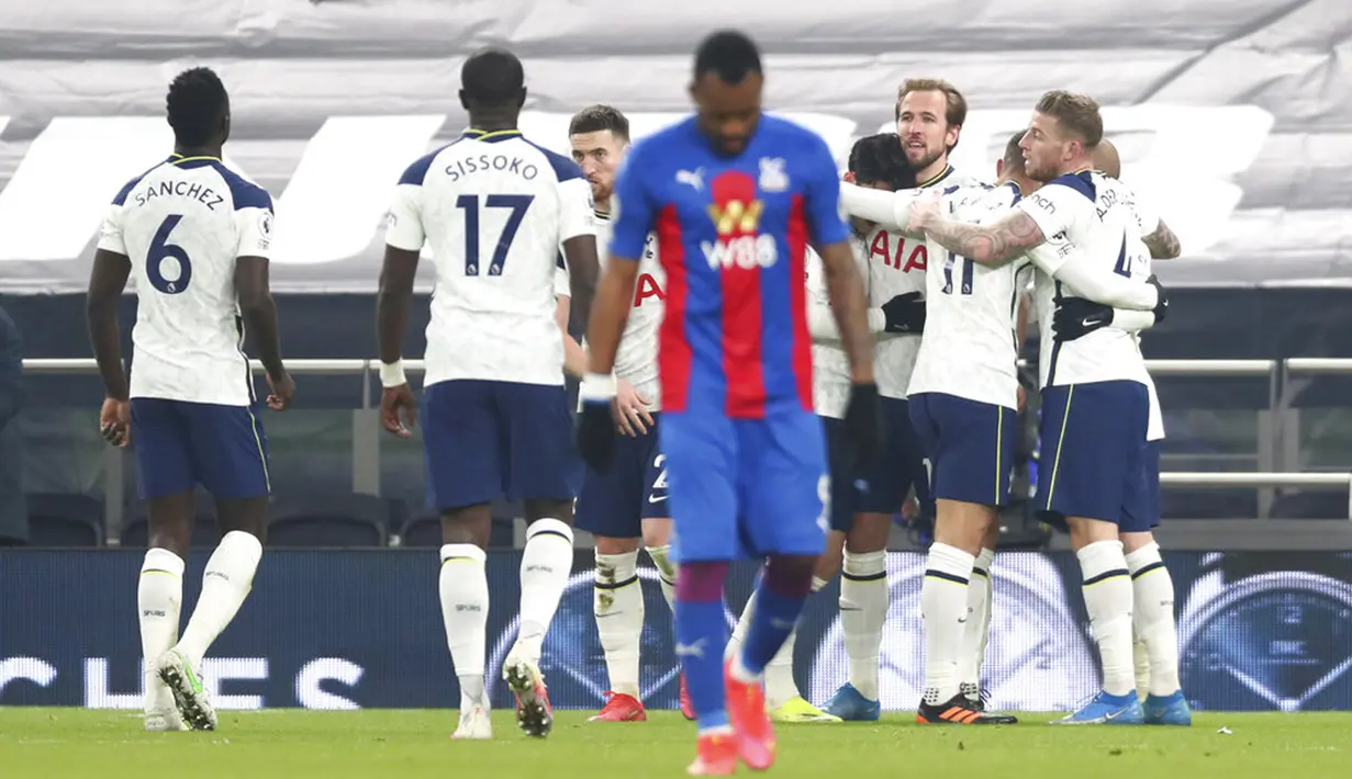 Pemain Tottenham Hotspur Harry Kane (keempat kanan) melakukan selebrasi usai mencetak gol ke gawang Crystal Palace pada pertandingan Liga Inggris di Stadion Tottenham Hotspur, London, Inggris, Minggu (7/3/2021). Tottenham Hotspur melumat Crystal Palace 4-1. (Clive Rose/Pool via AP)