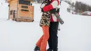 Main ski bareng, Oak Phakwa tak ragu memeluk sang istri dengan busana musim dingin yang tebal [@poytreechada]