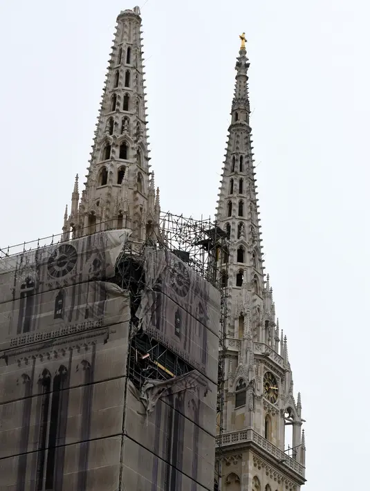 Menara Katedral Zagreb setelah guncangan gempa magnitudo 5,3 di pusat kota Zagreb, Korasia (22/3/2020). (AFP/Damir Sencar)
