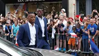 Gelandang Timnas Prancis, Paul Pogba (kanan depan) berjalan bersama Patrice Evra, di Istana Kepresidenan Elysee, Paris, Prancis, Senin (11/7/2016) siang waktu setempat. Pogba dianggap menjadi faktor penting yang harus didapat Manchester United jika ingin 