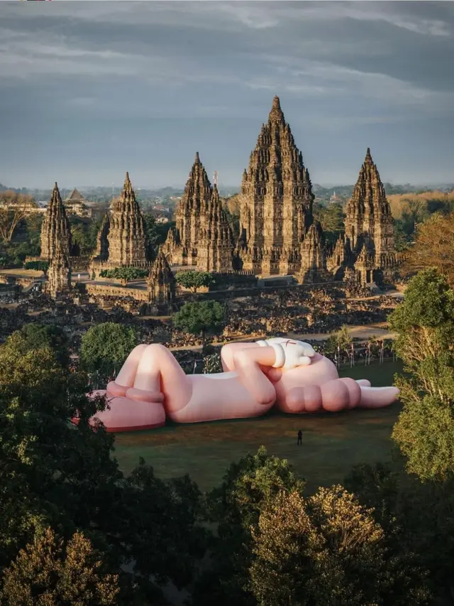 KAWS Holiday di Candi Prambanan