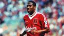 John Barnes, sayap kiri Liverpool era 80 hingga 90an. Berhasil tampil sebanyak 314 kali bersama The Reds dan berhasil mencetak 84 gol. (Istimewa)