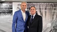 Presiden Real Madrid Florentino Perez memperkenalkan Zinedine Zidane (kiri) menjadi pelatih klub tersebut di stadion Santiago Bernabeu, Senin (4/1/2016). Zidane menggantikan Rafael Benitez yang baru saja dipecat manajemen. (AFP PHOTO/GERARD JULIEN)