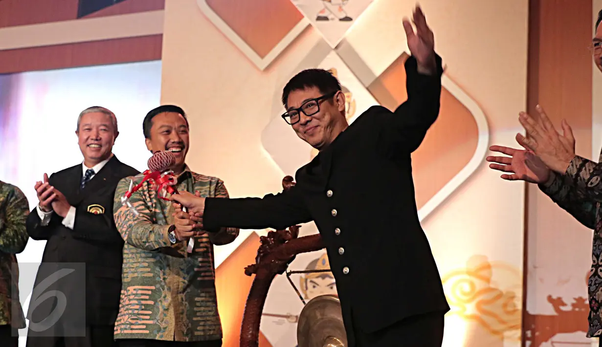 Duta Wushu Dunia Jet Li saat diserahkan pemukul gong oleh Menpora Imam Nahrawi untuk membuka Kejuaraan Dunia Wushu ke-13 di Jakarta Convention Centre, Jakarta, Jumat (13/11/2015). (Liputan6.com/Angga Yuniar)