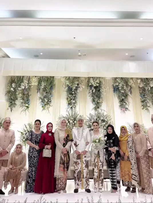 <p>Vega Darwanti juga tampil tak kalah glamor dengan sang pengantin. [Instagram.com/vegadarwanti123]</p>