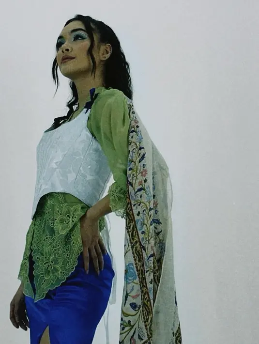 Caitlin cantik dengan rambut panjangnya yang berombak saat pemotretan [Instagram/caitlinhalderman]