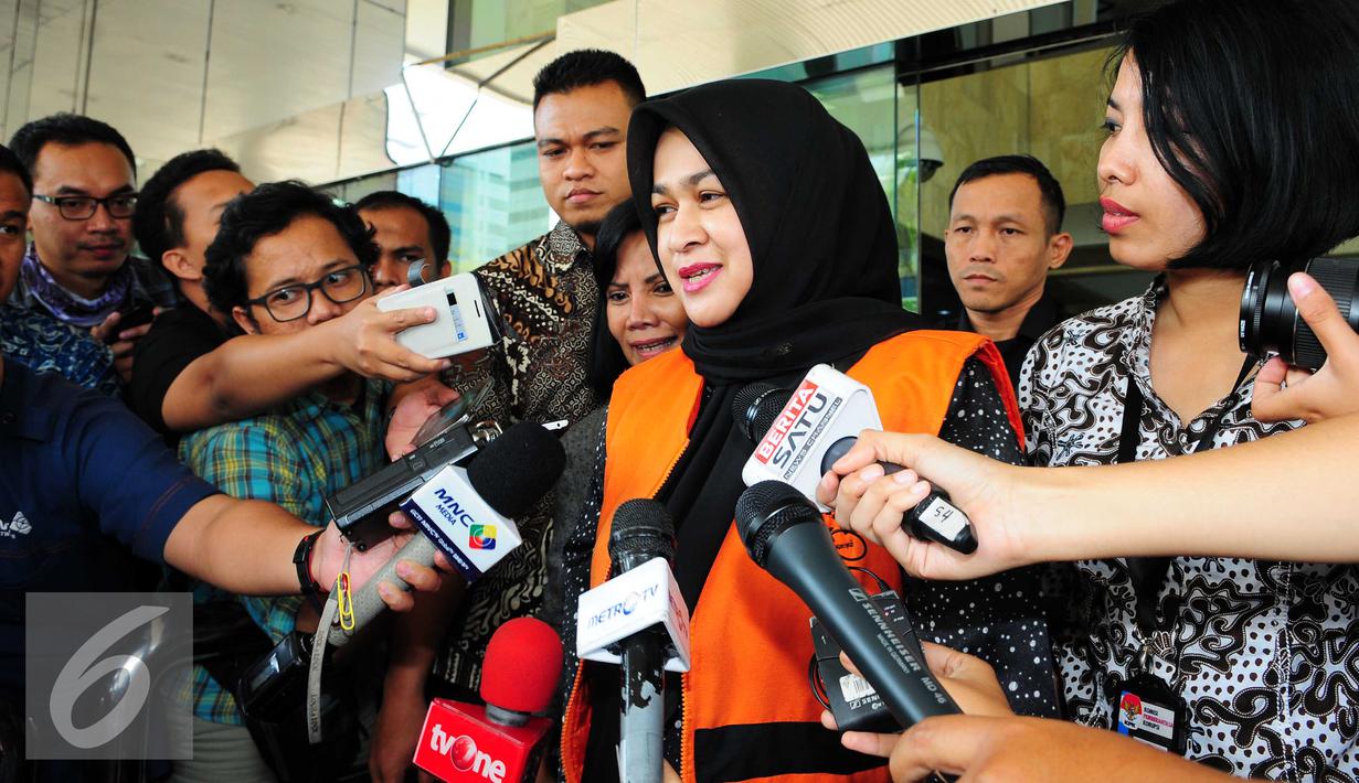 Evy Susanti memberikan keterangan kepada awak media usai diperiksa oleh Komisi Pemberantasan Korupsi (KPK), Jakarta, Jumat (11/9/2015). Evy mengaku, dalam pemeriksaan kali ini, kondisi tubuhnya dalam keadaan kurang sehat. (Liputan6.com/Helmi Afandi)