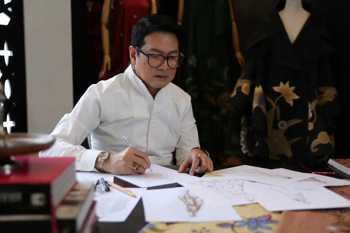 Rayakan HUT RI ke-75, Denny Wirawan Masih Tetap Setia dengan Batik Kudus di Koleksi Terbaru