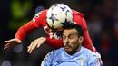 Pemain Atletico Madrid, Rodrigo De Paul, duel udara dengan pemain Lazio, Pedro, pada laga grup E Liga Champions di Stadion Metropolitano, Madrid, Kamis (14/12/2023). Meskipun sama-sama telah lolos ke fase selanjutnya, namun kedua tim tetap bermain dengan tensi tinggi. (AP Photo/Pablo Garcia)