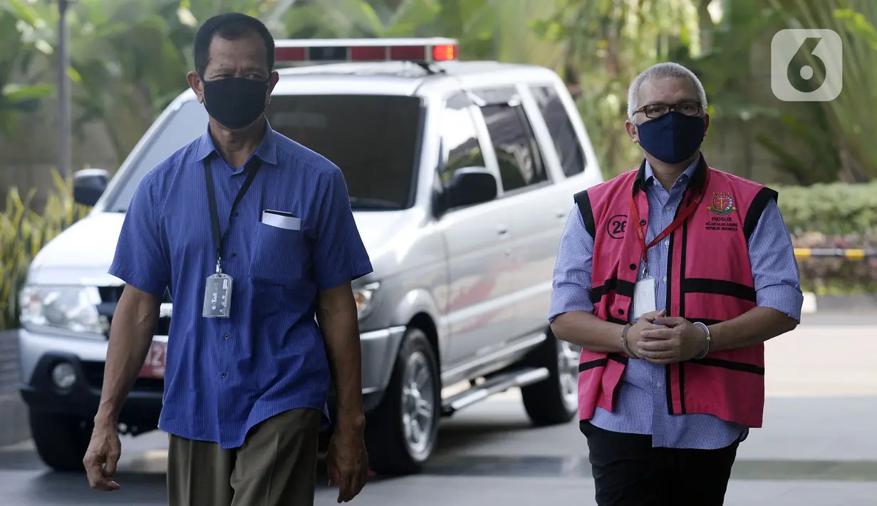 Mantan Direktur Operasional Finance PT Danareksa Sekuritas Erizal (kanan) jelang diperiksa Kejaksaan Agung, Gedung KPK, Jakarta, Kamis (18/6/2020). Erizal diperiksa sebagai tersangka dugaan korupsi pemberian fasilitas pembiayaan PT Danareksa Sekuritas ke PT Evio Securities. (merdeka.com/Dwi Narwoko)