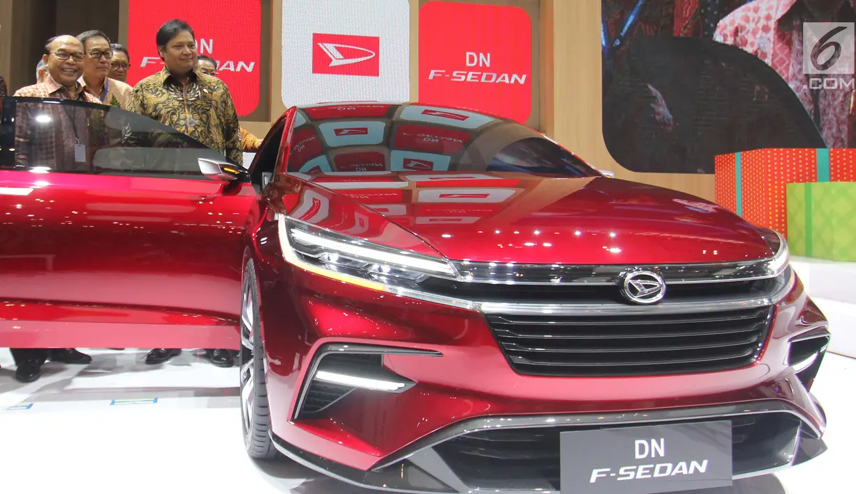 Menteri Perindustrian Airlangga Hartarto meninjau mobil yang dipamerkan pada ajang Gaikindo Indonesia International Auto Show (GIIAS) 2017 di ICE BSD City Tangerang, Kamis (10/8). GIIAS 2017 bertema Rise of the Future Mobility. (Liputan6.com/Angga Yuniar)