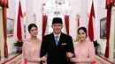 Saat pelantikan Agus Yudhoyono sebagai menteri, Annisa Pohan tampil kembar dengan Almira. Ia terlihat manis dengan kebaya pink dan kain songket yang senada [@annisayudhoyono]