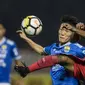 Gelandang Persib Bandung, Oh In-kyun, berebut bola dengan gelandang Persija Jakarta, Ramdani Lestaluhu, pada laga Liga 1 di Stadion PTIK, Jakarta, Sabtu (30/6/2018). Persija menang 1-0 atas Persib. (Bola.com/Vitalis Yogi Trisna)