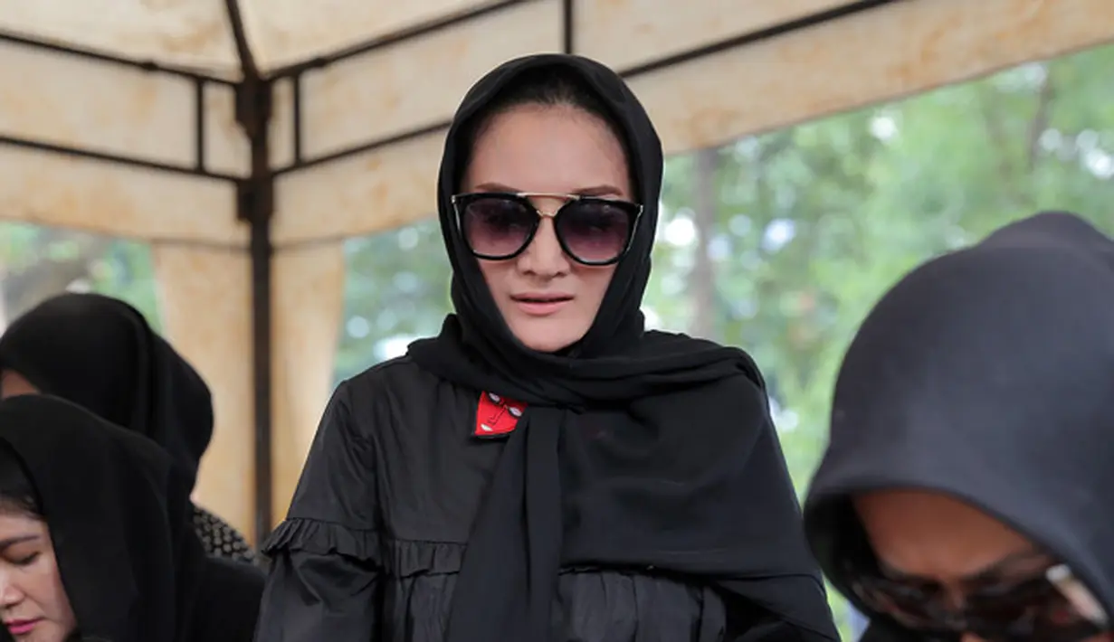 Merupakan hal yang wajar jika Kiki Amalia merasa sangat bersedih atas kepergian ayahandanya. Banyak kenangan yang telah terukir di antara Kiki dengan sang ayah semasa hidupnya, terutama di detik terakhir sang ayah tiada. (Deki Prayoga/Bintang.com)