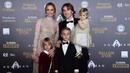 Gelandang Real Madrid asal Kroasia, Luka Modric, bersama keluarganya menghadiri malam penghargaan Ballon d'Or di Paris, Senin (3/12). Dirinya berhasil meraih gelar Ballon d'Or. (AFP/Anne-Christine Poujoulat)