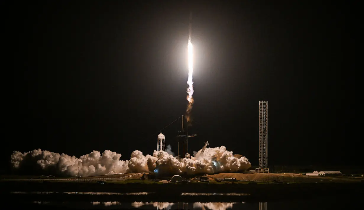 NASA dan badan antariksa Rusia, Roscosmos, bersama-sama mengoperasikan ISS. Mereka telah menyiapkan program pertukaran astronaut dan masing-masing secara bergiliran mengangkut anggota awak dari negara lain. (CHANDAN KHANNA/AFP)