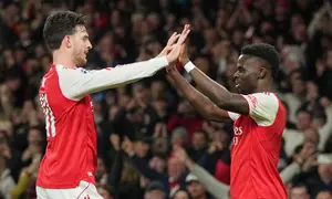 Pemain Arsenal Bukayo Saka merayakan gol bersama Declan Rice dalam pertandingan Liga Champions&nbsp;melawan Olympiacos di Stadion Emirates, London, Inggris, Kamis,&nbsp;2 Oktober 2025. (AP Photo/Kin Cheung)