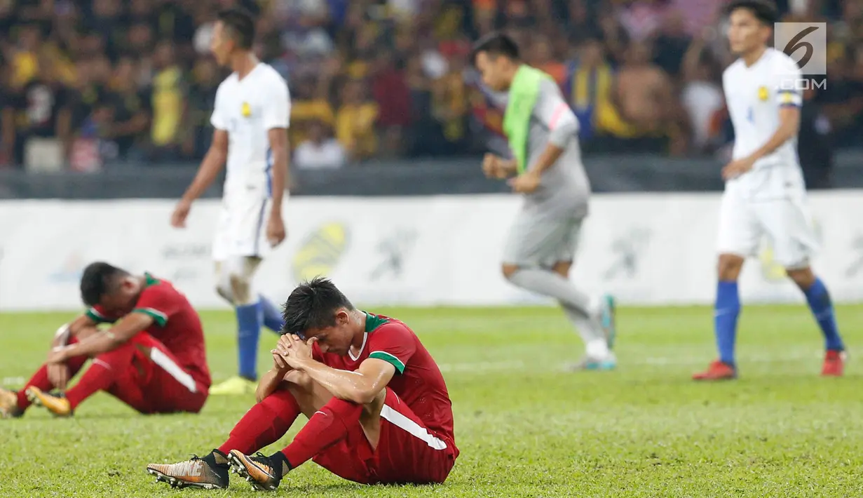 Dua pemain Timnas U-22 duduk termenung setelah pertandingan Sepak Bola Indonesia melawan Malaysia di Stadion Shah Alam, Selangor, Sabtu (26/08). Indonesia kalah 0-1 dari tuan rumah Malaysia di Sea Games 2017. (Liputan6.com/Faizal Fanani)