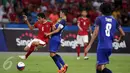 Gelandang timnas Indonesia U-23, Evan Dimas Darmono (kiri) mencoba melewati Sarch Yooyen (Thailand) di semifinal sepak bola SEA Games ke-28 di National Stadium Singapore, Sabtu (13/6/2015). Indonesia kalah 0-5. (Liputan6.com/Helmi Fithriansyah)