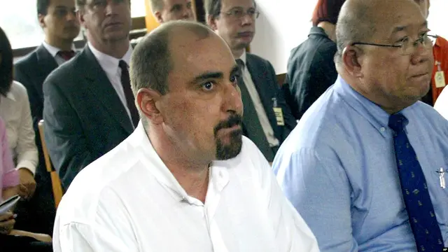Terpidana mati kasus narkoba Serge Areski Atloui, yang berkewarnanegaraan Prancis, saat menjalani persidangan di Pengadilan Negeri Tangerang, 6 November 2006. (Tatan Syuflana/AP Photo)