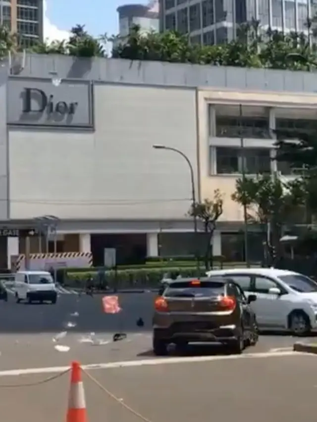 Viral Sampah Berterbangan di Depan Plaza Indonesia. (Sumber: TikTok/irnaachnsa)