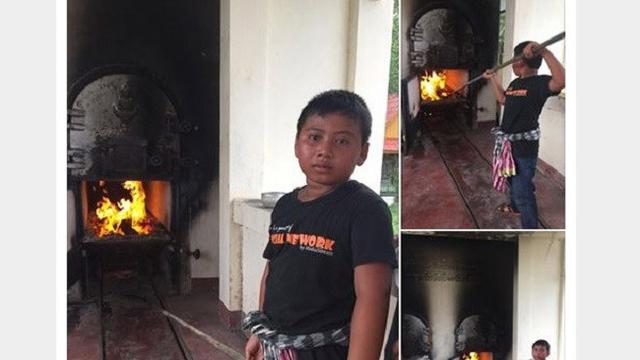 Demi Pengobatan Ibunya, Anak Ini Rela Bekerja Kremasi Jenazah