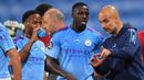 Pelatih Manchester City, Pep Guardiola, memberikan arahan kepada pemainnya saat menghadapi Liverpool pada laga lanjutan Premier League pekan ke-32 di Stadion Etihad, Jumat (3/7/2020) dini hari WIB. Manchester City menang 4-0 atas Liverpool. (AFP/Laurence Griffiths/pool)