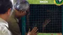 Petugas dari Kementerian Kehutanan dan Lingkungan Hidup saat melihat kondisi Orangutan di Jakarta, Selasa (9/2). Sebanyak tujuh orangutan akan dikembalikan ke habitatnya (Liputan6.com/JohanTallo)