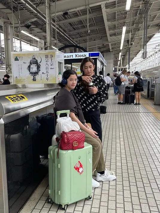 Paras cantik Nafa juga menurun ke putrinya. Bahkan, banyak yang memuji cantiknya kebangetan. "Mikha cantik nya alami .. cantik nya kebangetan,"  tulis ikanazukha11. [Instagram/nafaurbach]