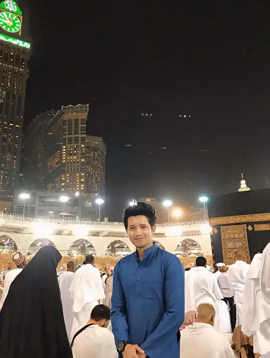 "Entah itu solat berjamaah, entah itu kita i'tikaf yang biasanya kita bisa lakukan di masjid, selama 10 hari terakhir, terutama di malam-malam ganjil itu pun bisa dilakukan di rumah," sambung Chand Kelvin. (Instagram/chand_kelvin)