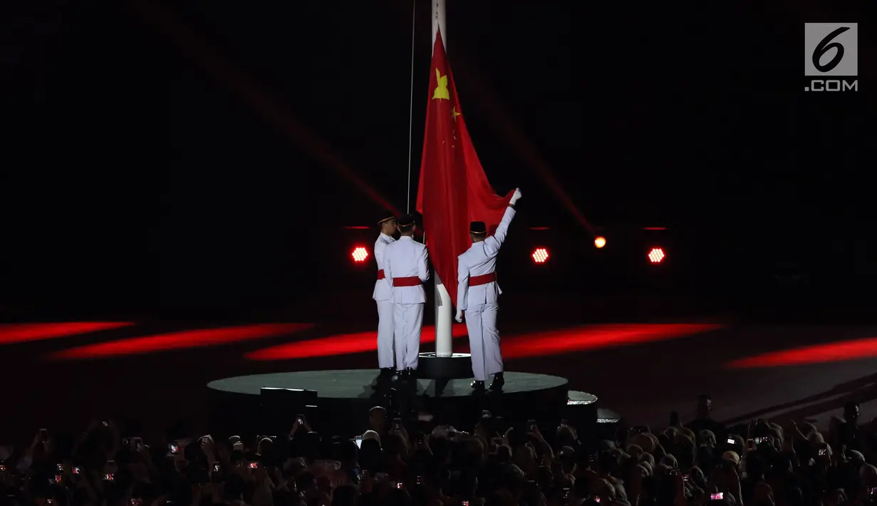 Pengibaran bendera China saat penutupan Asian Games 2018 di Stadion Utama GBK, Jakarta, Minggu (2/9). China akan menjadi tuan rumah Asian Games 2022. (Liputan6.com/Helmi Fithriansyah)