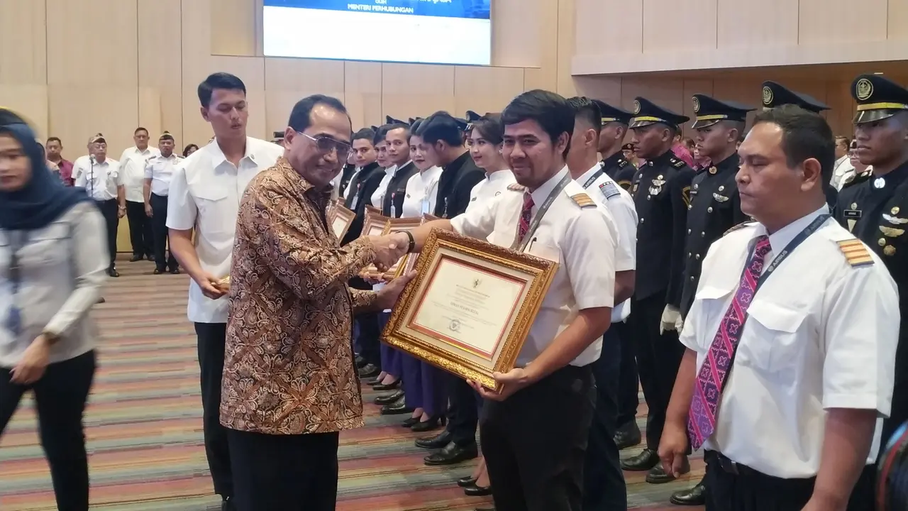 Menhub Budi Karya Sumadi memberikan apresiasi kepada awak pesawat Batik Air berpartisipasi dalam proses evakuasi 254 Warga Negara Indonesia (WNI) dari Wuhan. (Atika/Liputan6.com)