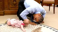 Dibalik wajahnya yang serius mengurusi negara, ternyata Presiden Amerika Barrack Obama lebih ekspresif saat bermain dengan anak
