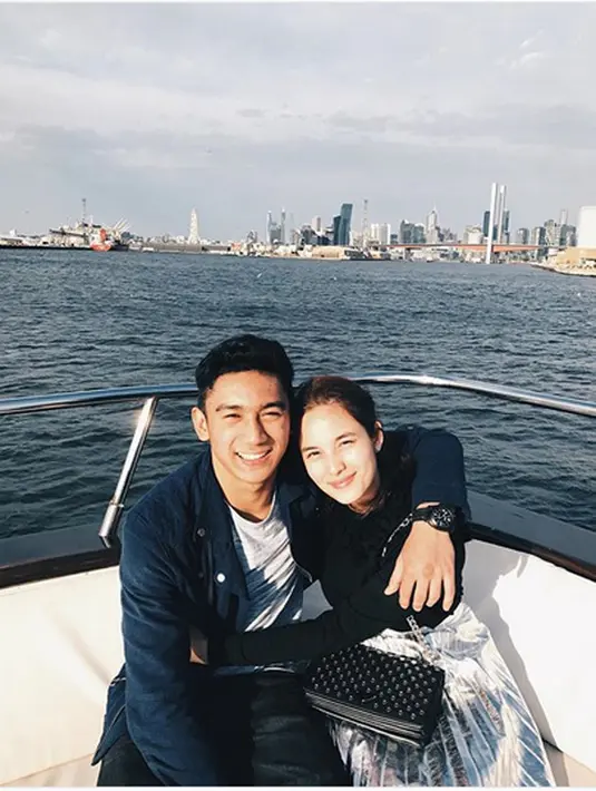 Foto yang baru diunggah tiga jam itu telah disukai lebih dari dua pulu ribu warganet. Pujian serasi dan kompak juga menghiasi dalam halaman komentarnya. (Instagram/daffawardhana)