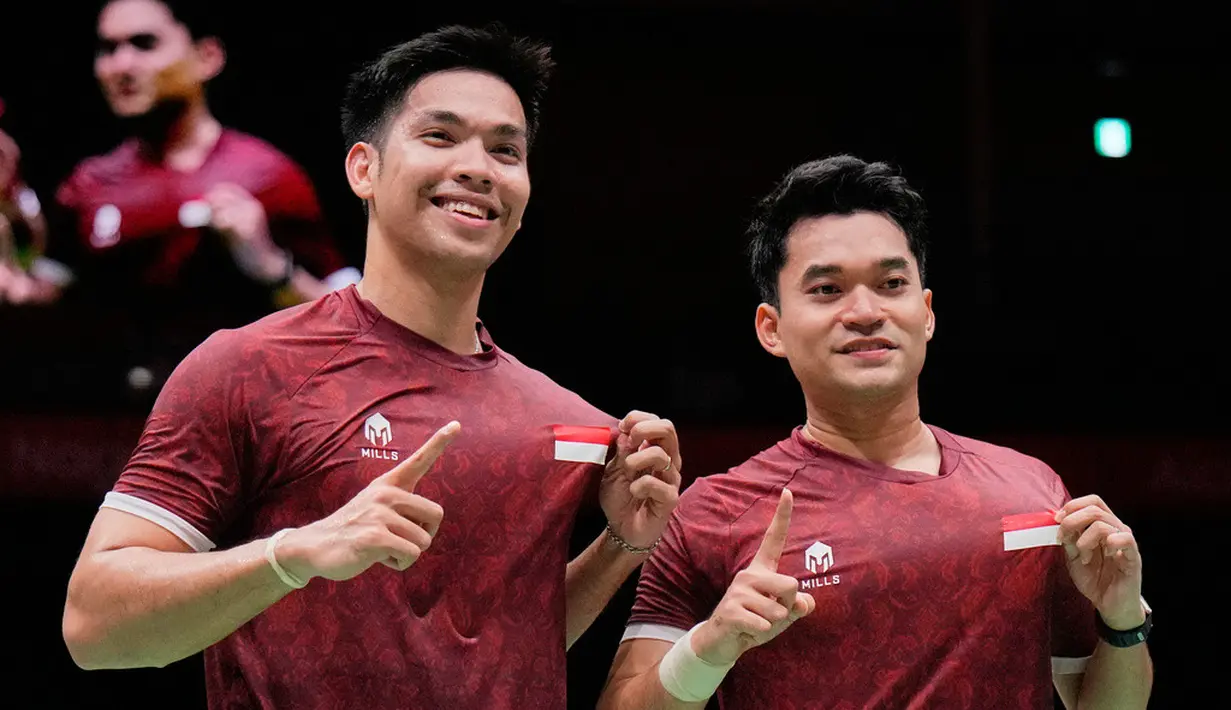 Ganda putra Indonesia Daniel Marthin (kiri) dan Leo Rolly Carnando merayakan kemenangan atas pasangan China Liang Weikeng dan Wang Chang pada pertandingan final ganda putra bulu tangkis Asian Games 2026 di Ichinomiya, Jepang, Selasa (29/9/2026). (AP Photo/Dita Alangkara)