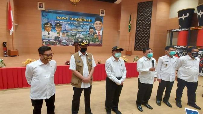 Kunjungan kerja Menteri Kesehatan Terawan Agus Putranto bersama Menko PMK Muhadjir Effendy dan Ketua Gugus Tugas Nasional Doni Monardo dalam koordinasi penanganan COVID-19 di RS Merau, Jayapura, Papua pada 8 Juli 2020. (Dok Kementerian Kesehatan RI)
