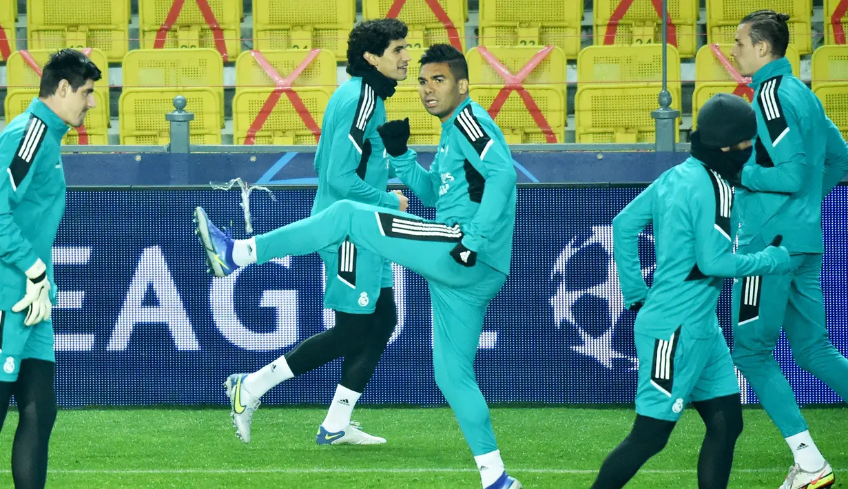 Gelandang Real Madrid Casemiro dan timnya mengambil bagian dalam sesi latihan di Stadion Sheriff di Tiraspol menjelang pertandingan Liga Champions, Selasa (23/11/2021). Real Madrid bakal melawat ke markas FC Sheriff pada laga kelima Liga Champions 2021/22, Kamis dini hari WIB. (Sergei GAPON / AFP)