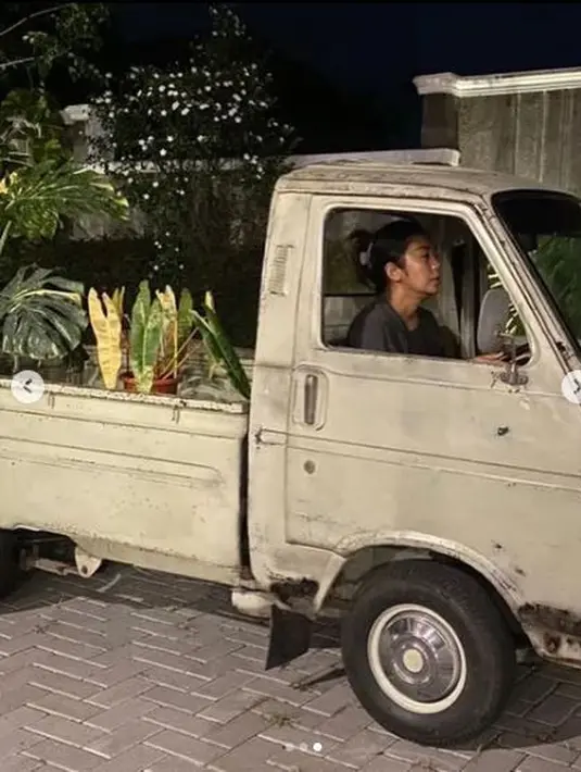 Tak salah bila Soimah disebut sebagai manusia serba bisa. Buktinya, ia juga bisa menyetir mobil pick up yang membawa tanaman. (Foto: Instagram/@showimah)