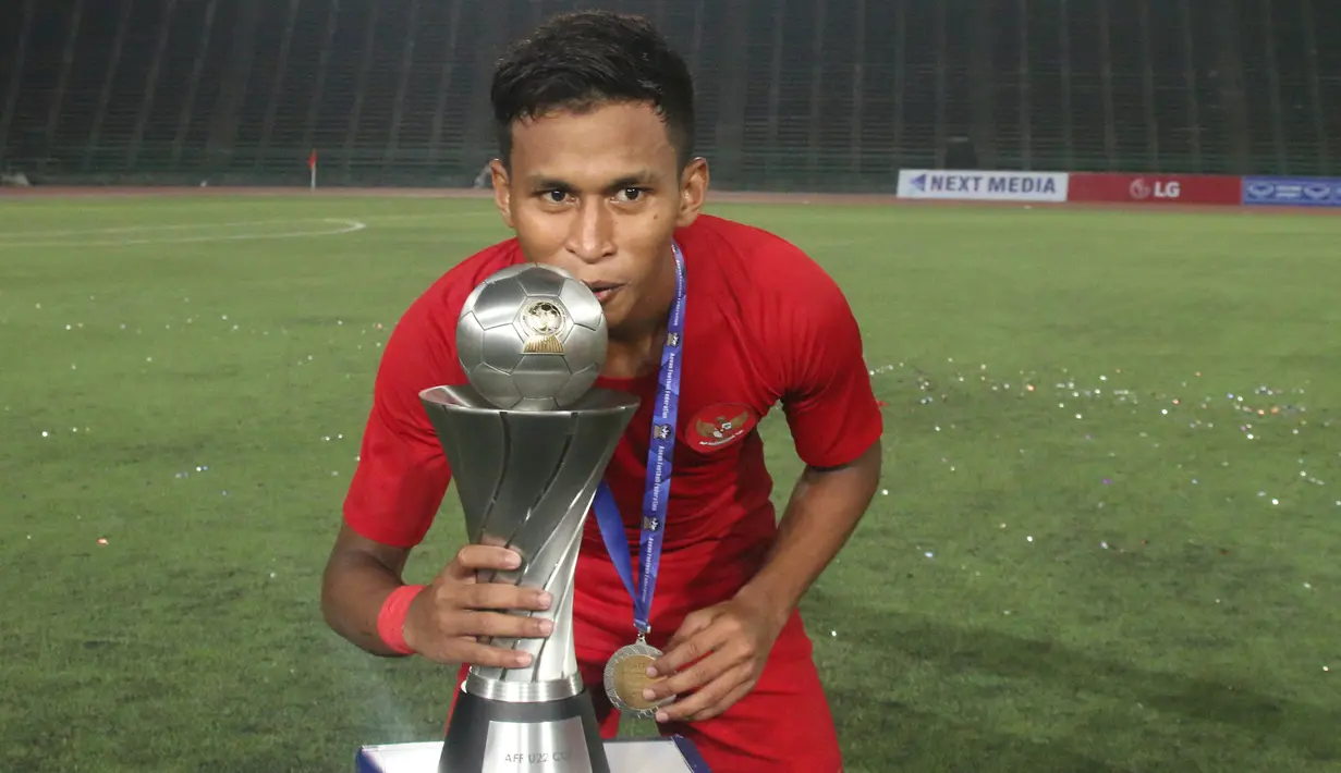 Gelandang Timnas Indonesia, Osvaldo Haay, mencium trofi Piala AFF U-22 2019 setelah mengalahkan Thailand pada laga final di Stadion National Olympic, Phnom Penh, Selasa (26/2). Indonesia menang 2-1 atas Thailand. (Bola.com/Zulfirdaus Harahap)