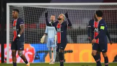 Striker Paris Saint-Germain, Neymar (tengah), melakukan selebrasi usai mencetak gol keduanya ke gawang Istanbul Basaksehir dalam laga lanjutan Liga Champions 2020/21 Grup H di Parc des Princes Stadium , Paris, Rabu (9/12/2020). PSG menang 5-1 atas Basaksehir. (AFP/Franck Fife)