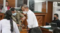 Samuel Hutabarat dan Rosti Simanjuntak bersiap memberikan keterangan saat menjadi saksi sidang lanjutan kasus pembunuhan Brigadir N Yosua Hutabarat atau Brigadir J dengan terdakwa Ferdy Sambo dan Putri Candrawathi di Pengadilan Negeri Jakarta Selatan, Selasa (1/11/2022). Agenda sidang kasus pembunuhan Brigadir J hari ini adalah pemeriksaan saksi dari pihak keluarga Brigadir J. (Liputan6.com/Faizal Fanani)