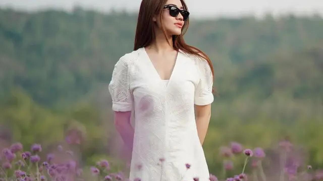 Penampilan sederhana Aaliyah Massaid kembali terlihat dalam dress putih lengan pendek.<br>